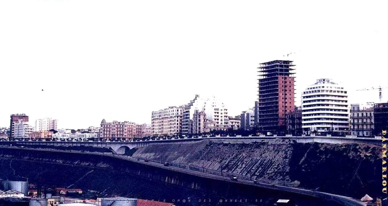 Oran - Boulevard Front de Mer vue du port.jpg